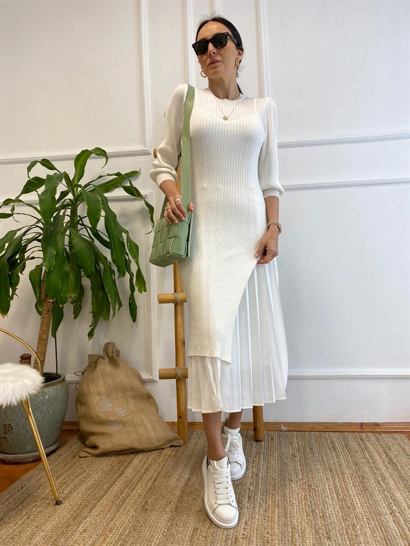Beyaz  Yırtmaçlı Triko Elbise