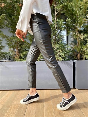 Siyah Yılan Derisi Görünümlü Paçası Fermuarlı Suni Mat Deri Pantolon